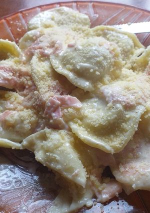Una foto de Sorrentinos a la crema con jamón