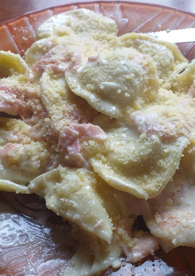 Una foto de Sorrentinos a la crema con jamón