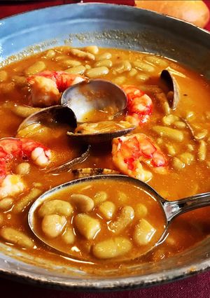 Una foto de Verdinas con carabineros, almeja salvaje y salsa de marisco 🦐🦞