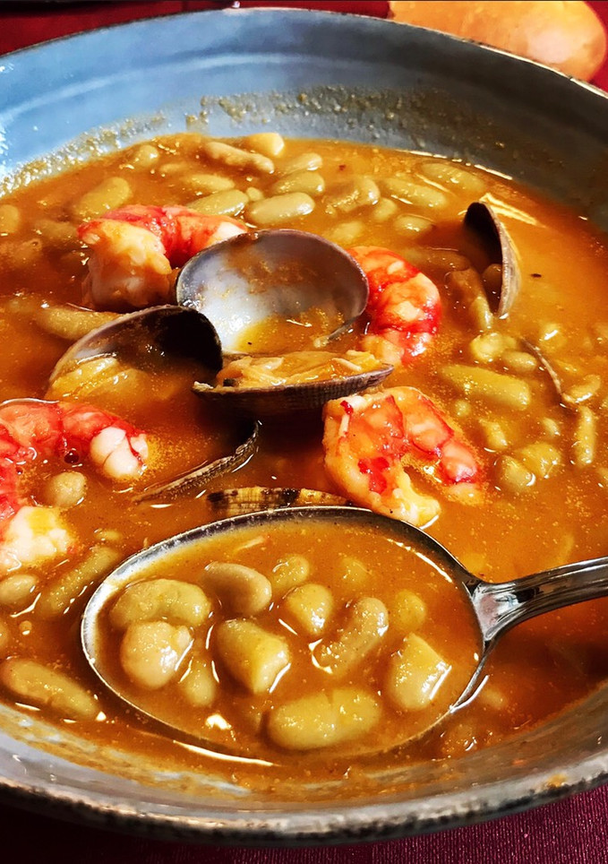 Una foto de Verdinas con carabineros, almeja salvaje y salsa de marisco 🦐🦞