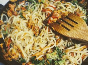 Una foto de Fideos con verduras salteadas (rápido, fácil y económico)