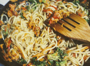 Una foto de Fideos con verduras salteadas (rápido, fácil y económico)
