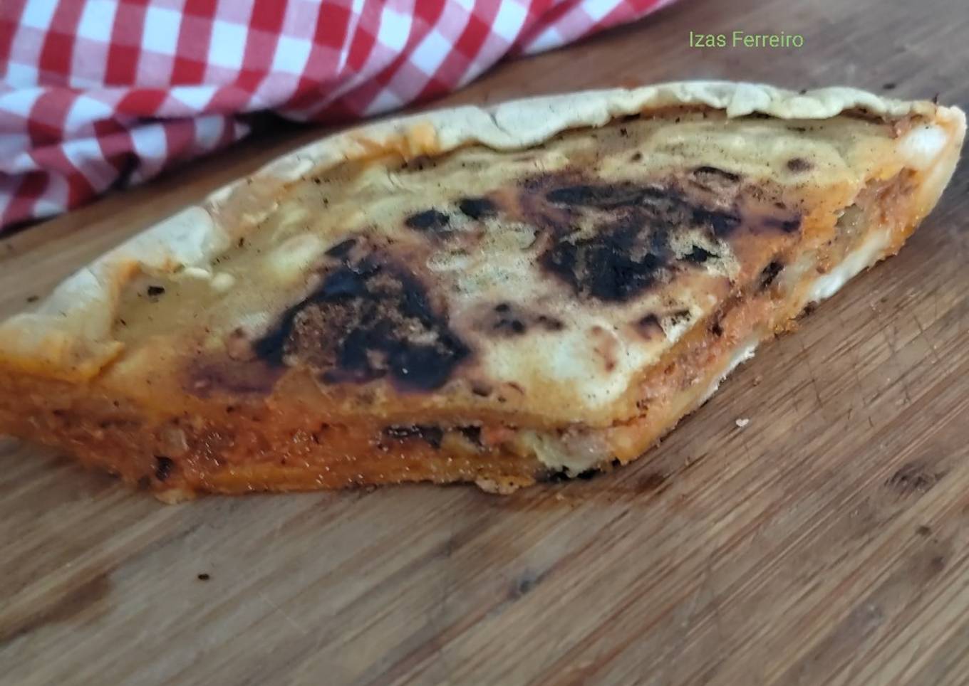 Focaccia en sartén relleno de atún, berenjena y queso azul