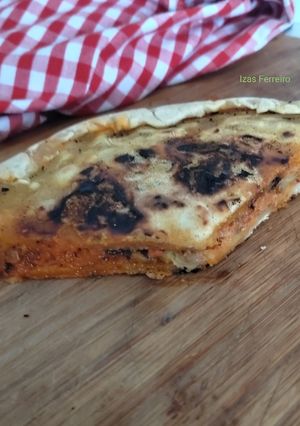 Una foto de Focaccia en sartén relleno de atún, berenjena y queso azul