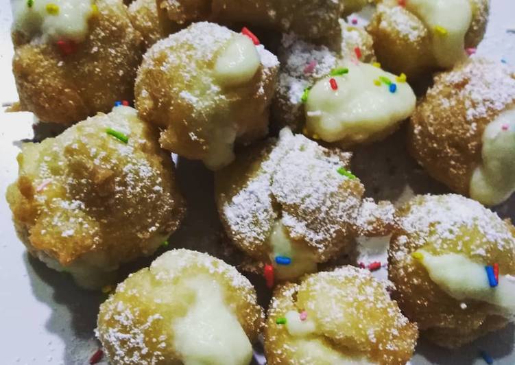 Frittelle o castagnole di carnevale ripiene con crema