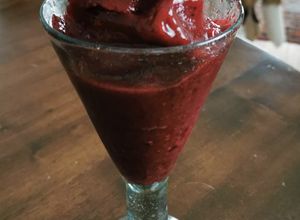 Una foto de Frappé de frutas rojas
