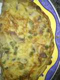 Tortilla de patatas con cebolla, espárragos verdes y champiñones