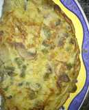 Tortilla de patatas con cebolla, espárragos verdes y champiñones