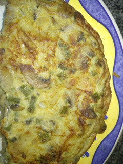 Una foto de Tortilla de patatas con cebolla, espárragos verdes y champiñones