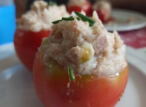 Una foto de Tomates rellenos de atún y puré