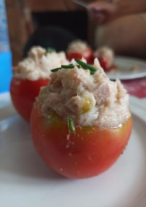 Una foto de Tomates rellenos de atún y puré