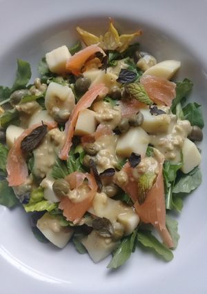 Una foto de Gravlax de salmón y vinagreta de nuez