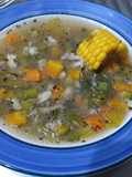 Sopa de verduras con trocitos de pollo