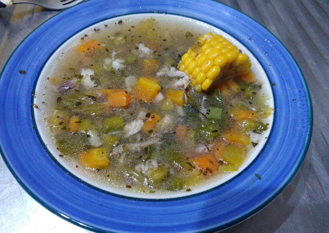 Sopa de verduras con trocitos de pollo