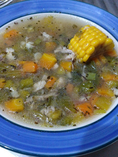 Una foto de Sopa de verduras con trocitos de pollo