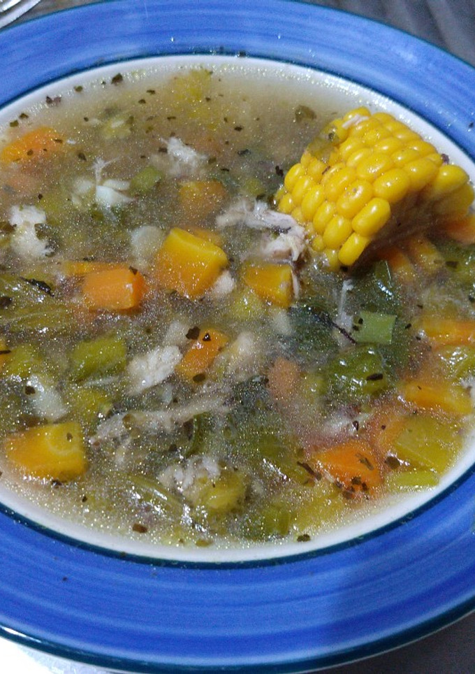 Una foto de Sopa de verduras con trocitos de pollo
