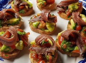 Foto di Stuzzichini con avocado e alici