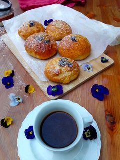 Una foto de Bollos con violetas