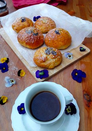 Una foto de Bollos con violetas