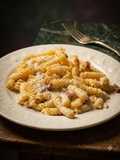Fusilli con crema di ricotta guanciale pecorino e pepe nero