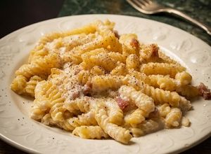 Foto di Fusilli con crema di ricotta guanciale pecorino e pepe nero