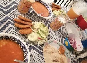 Una foto de Nuggets de pollo con ensalada y sopa