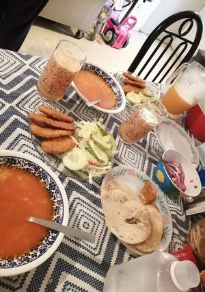 Una foto de Nuggets de pollo con ensalada y sopa
