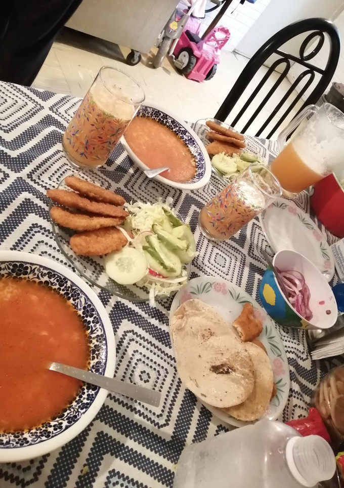 Una foto de Nuggets de pollo con ensalada y sopa