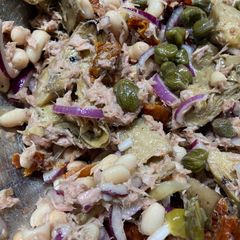 A picture of Tuna and artichoke salad.