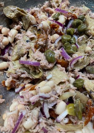 A picture of Tuna and artichoke salad.