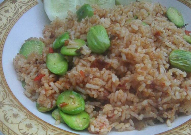 INI DIA! Resep Nasi goreng terasi pete super pedas ala emak.🍱