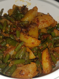 बीन्स और आलू की सब्जी(Beans aur aloo ki sabzi recipe in Hindi) रेसिपी मुख्य फोटो