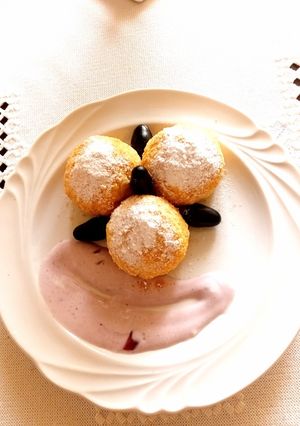 Hamis túrógombóc kölesből, áfonya dzsemmes tejföllel. Gm, lm recept fotója