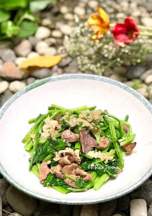 Hình của món Cải Bó Xôi Xào Lòng Gà.