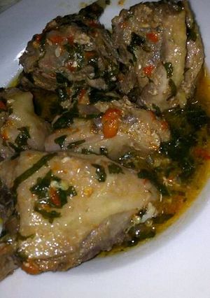 A picture of Chicken peppersoup with uziza leaf.