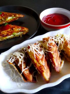 ચીઝ આલુ મટર ગ્રીલ સેન્ડવીચ ( Cheese aloo Mutter grill sandwich r રેસીપી મુખ્ય ફોટો