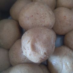 A picture of Peanut ladu.