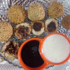A picture of Sesame Chocolate & dry dates balls.
