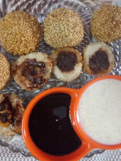 A picture of Sesame Chocolate & dry dates balls.