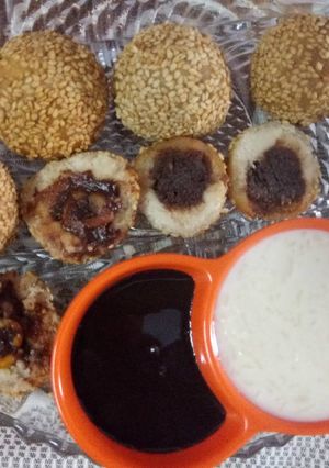 A picture of Sesame Chocolate & dry dates balls.