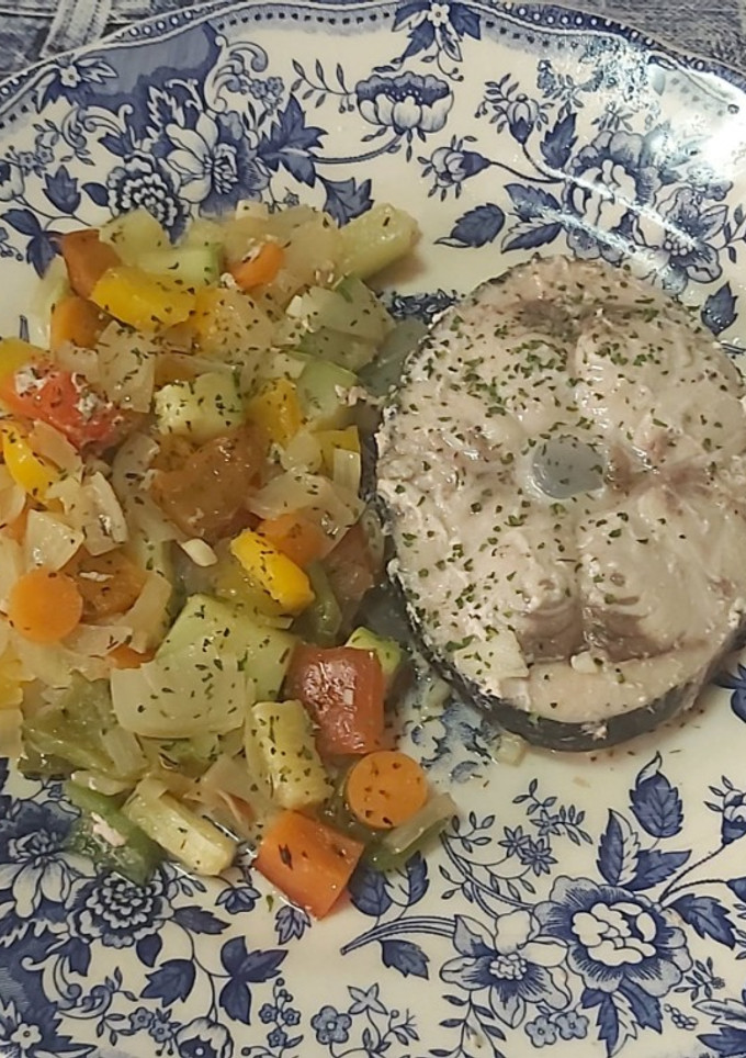 Una foto de Emperador en papillote con verduras