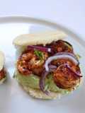 Arepas de camarão com creme de abacate e coentros