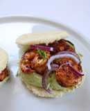 Arepas de camarão com creme de abacate e coentros