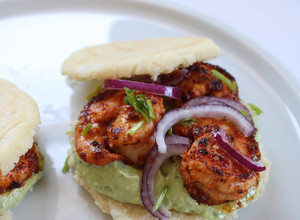 Foto de Arepas de camarão com creme de abacate e coentros