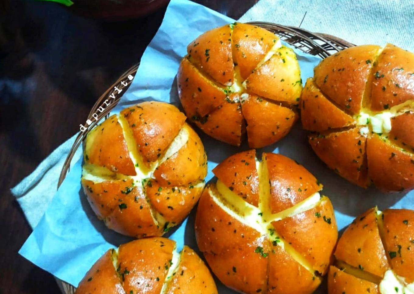 Korean Garlic Cheese Bread