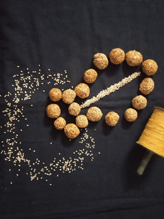 તલ ના લાડુ (Til Ladoo Recipe In Gujarati) રેસીપી મુખ્ય ફોટો