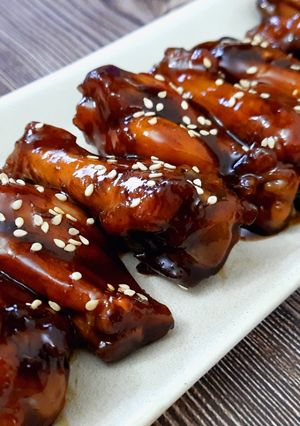 A picture of Balsamic Glazed Chicken Wings.