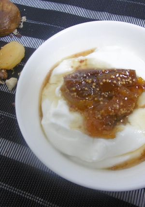 A picture of Yogurt dessert with a delicious topping.