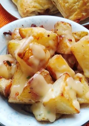 A picture of Roasted potatoes with mushroom sauce.