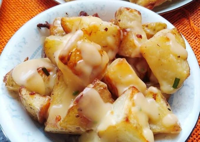 Roasted potatoes with mushroom sauce